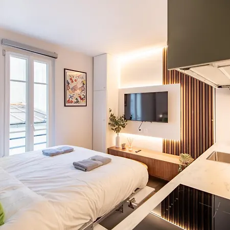 아파트 Stunning Tiny - 5 Min To Eiffel Tower - Free Off-site Parking 파리