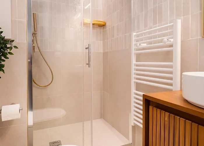 Stunning Tiny - 5 Min To Eiffel Tower - Free Off-site Parking *