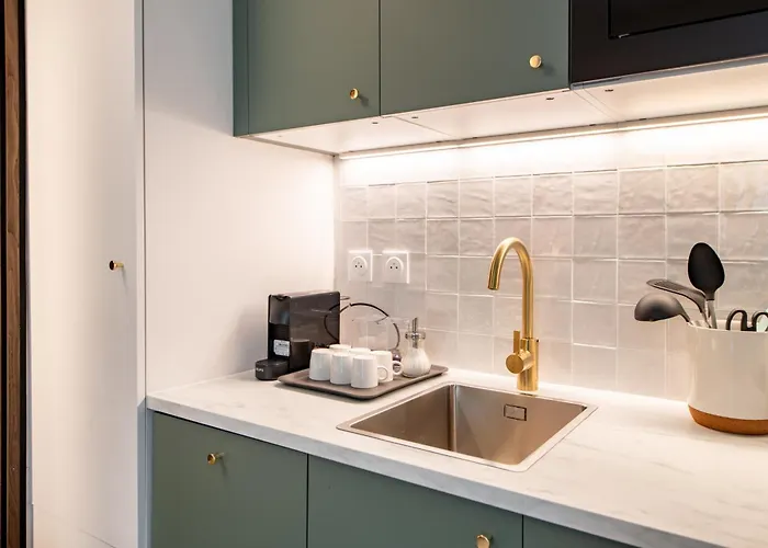 Stunning Tiny - 5 Min To Eiffel Tower - Free Off-site Parking Apartment