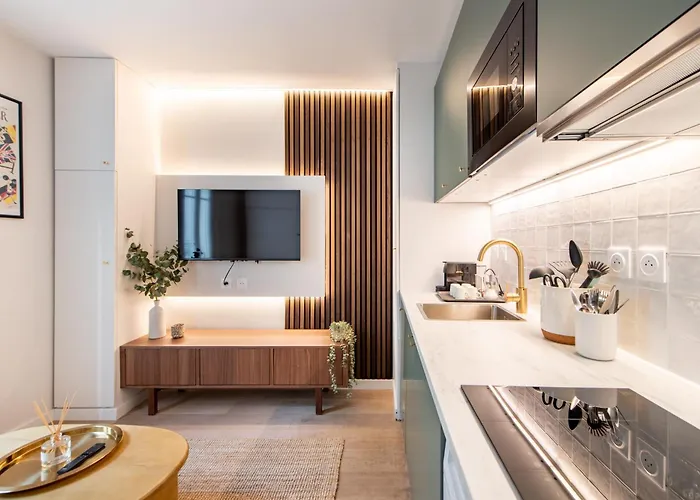 Stunning Tiny - 5 Min To Eiffel Tower - Free Off-site Parking Apartment Paris